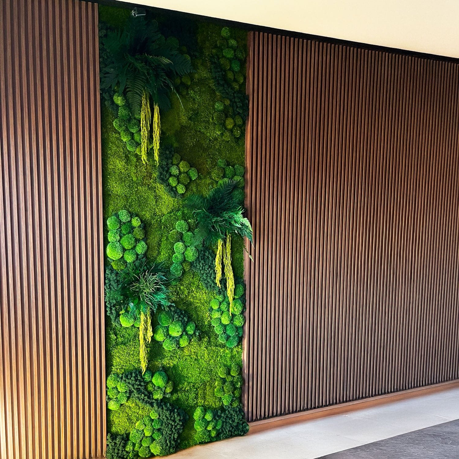 Dekoracyjna Zielona Ściana Z Mchu I Roślin Stabilizowanych.